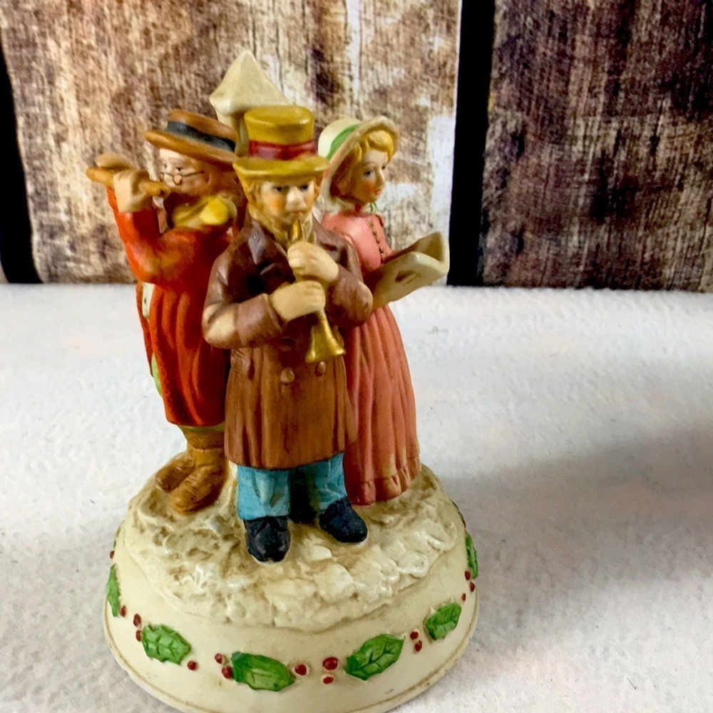 Porcelain Carolers musical Figurine (AP)